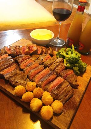 Hình của món Steak thịt bò bít tết Angus Úc - nấu chuẩn Michelin Pháp 🇫🇷.