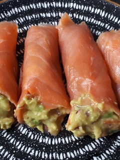 Una foto de Rollitos de salmón ahumado con guacamole