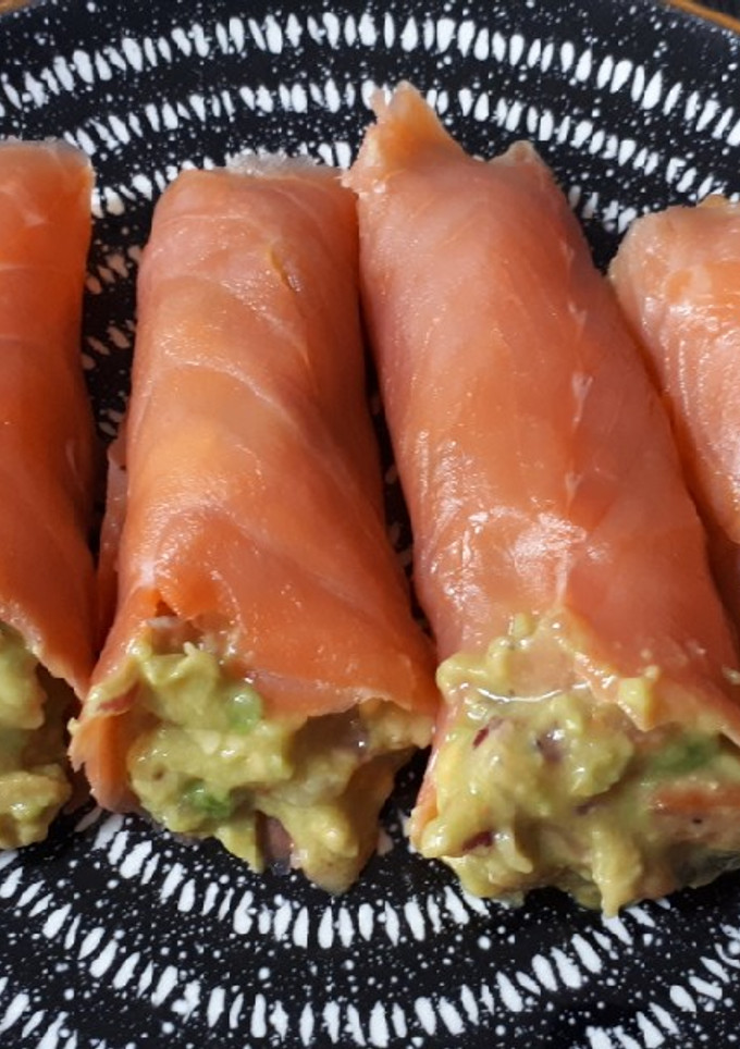 Una foto de Rollitos de salmón ahumado con guacamole