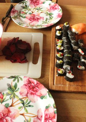 Una foto de Sushis y bombitas salmoneadas
