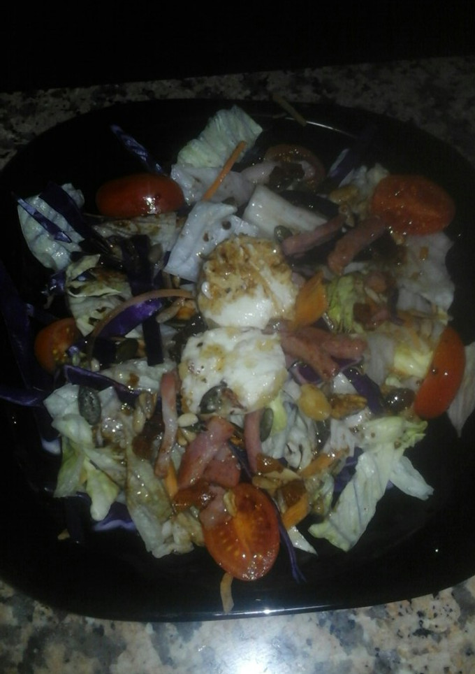 Una foto de Ensalada tibia con rulo de cabra