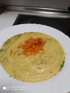 Una foto de Crema de coliflor con montadito de zanahoria😋