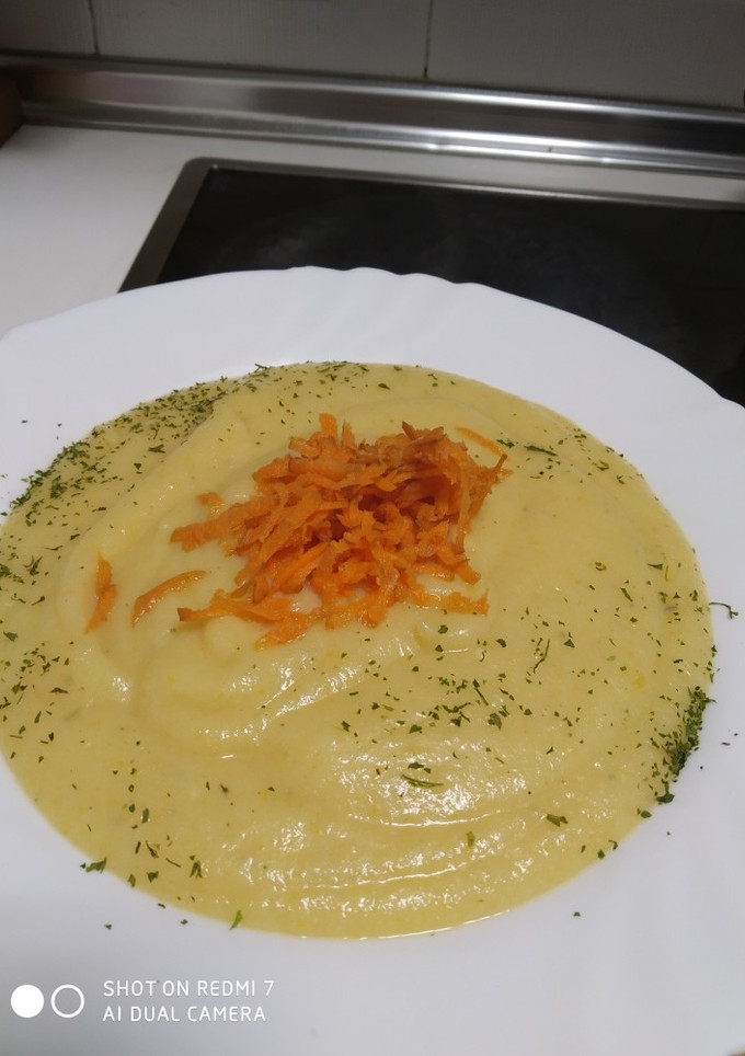 Una foto de Crema de coliflor con montadito de zanahoria😋