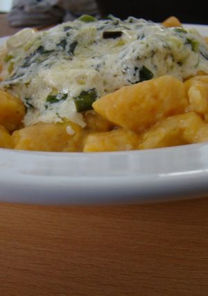 Una foto de Ñoquis de Calabacín (zapallo y anco) y salsa de crema y puerro