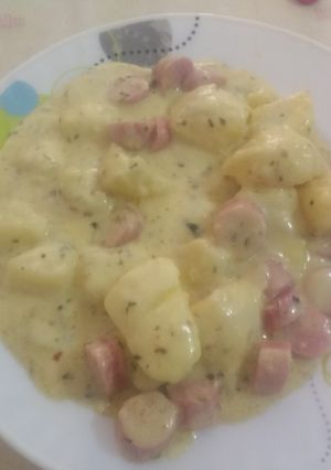 Una foto de Papas con crema, queso crema, queso cremoso y salchichas