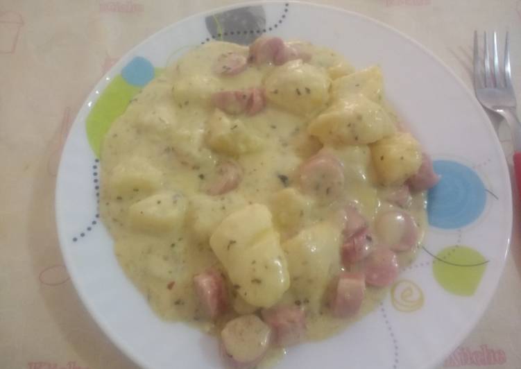 Papas con crema, queso crema, queso cremoso y salchichas