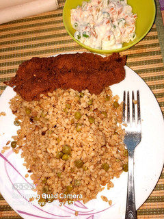 Fokhagymás, rántott szűzérme, borsós bulgurral recept fotója