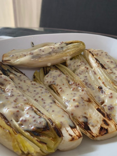 Una foto de Endivias a la plancha con salsa de mostaza, rápida y fácil