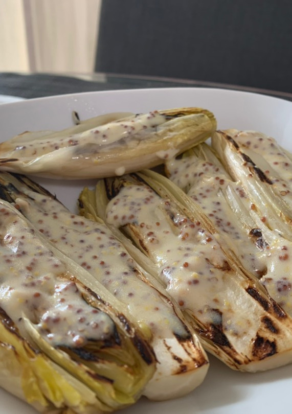 Una foto de Endivias a la plancha con salsa de mostaza, rápida y fácil