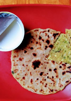 આલુ પરાઠા (Aloo Paratha Recipe In Gujarati) રેસીપી મુખ્ય ફોટો