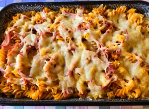 Sütőben sült fusilli sonkával és darált hússal recept fotója