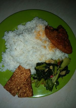 Foto resep Nasi sayap ayam pedes manis dan tumis sawi hijau,tempe goreng