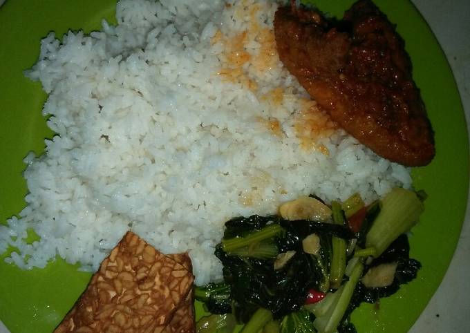 Nasi sayap ayam pedes manis dan tumis sawi hijau,tempe goreng