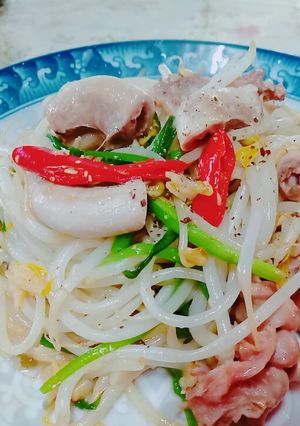 Hình của món Lòng lợn xào hẹ giá đỗ.