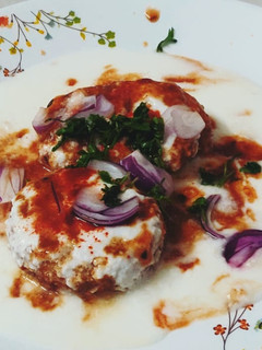 आलू टिक्की चाट (aloo tikki chaat recipe in Hindi) रेसिपी मुख्य फोटो