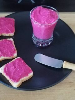 Une photo de Houmous de betterave