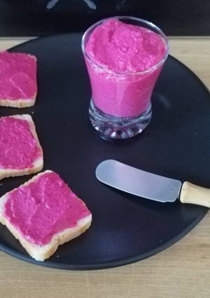 Une photo de Houmous de betterave