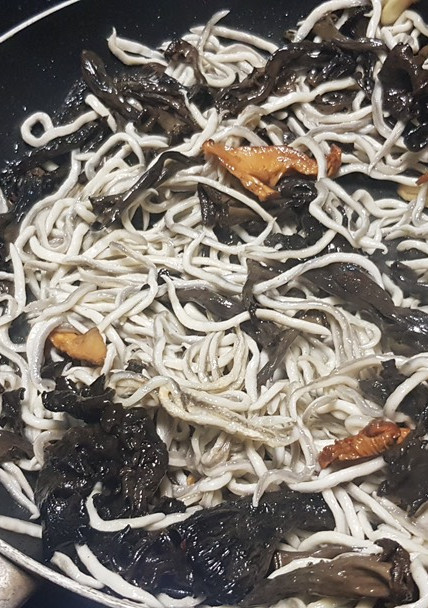 Una foto de Gula del norte al ajillo y trompetas de los muertos