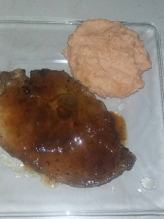 Una foto de Chuleta de puerco en salsa de durazno y chipotle
