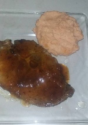 Una foto de Chuleta de puerco en salsa de durazno y chipotle