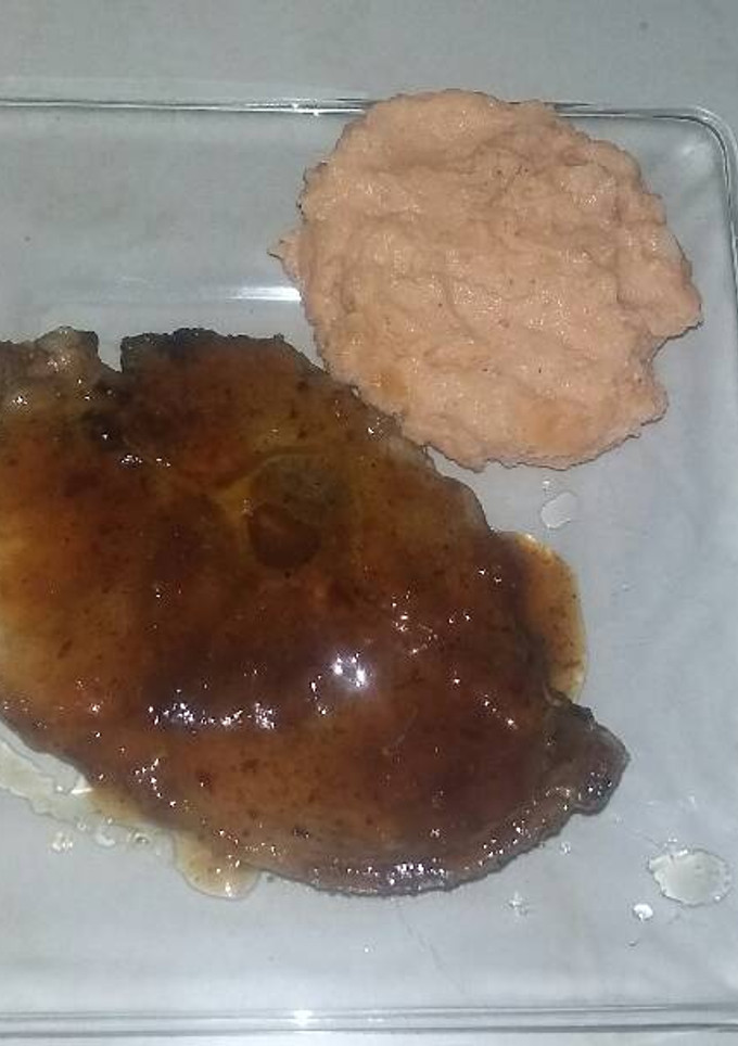 Una foto de Chuleta de puerco en salsa de durazno y chipotle