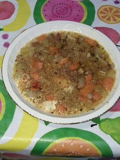Una foto de Sopa de verduras y manzana con jamón serrano