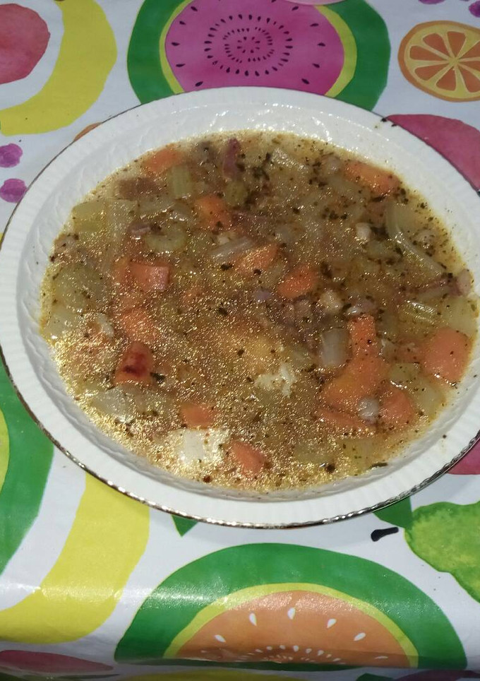 Una foto de Sopa de verduras y manzana con jamón serrano