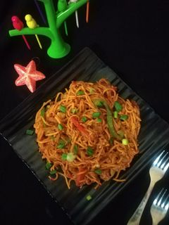 शेजवान नूडल्स (Schezwan Noodles Recipe in Hindi) रेसिपी मुख्य फोटो