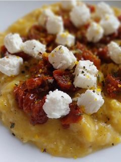 Una foto de Huevos revueltos con tomate en aceite y daditos de queso