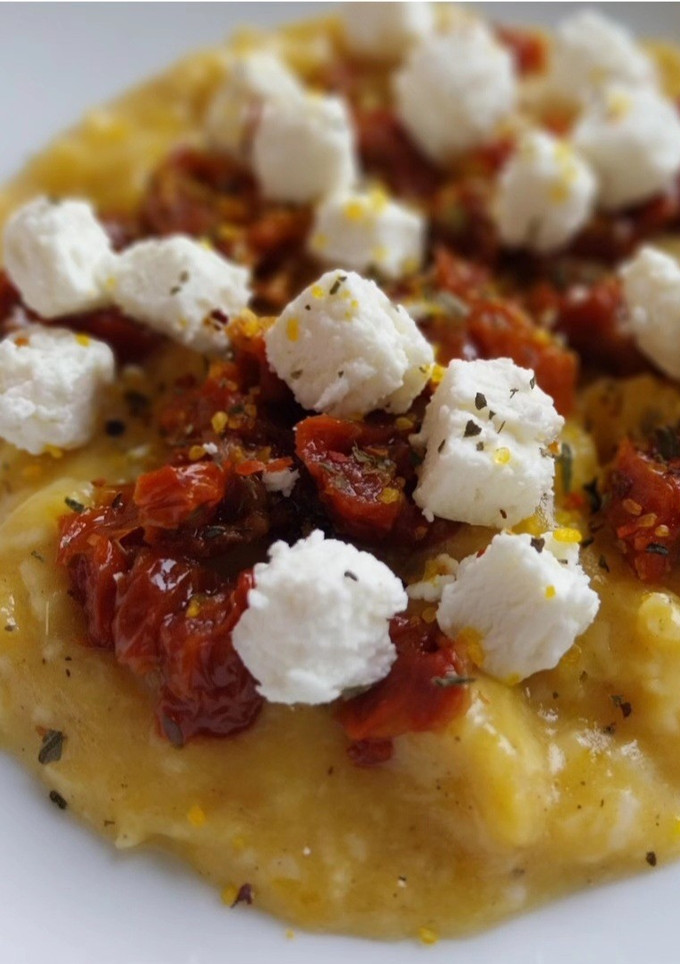 Una foto de Huevos revueltos con tomate en aceite y daditos de queso