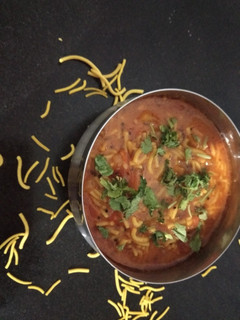 સેવ ટામેટા નું શાક (Sev Tomato sabji Recipe In Gujarati) રેસીપી મુખ્ય ફોટો
