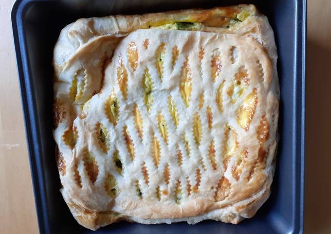 Torta salata squisita con asparagi