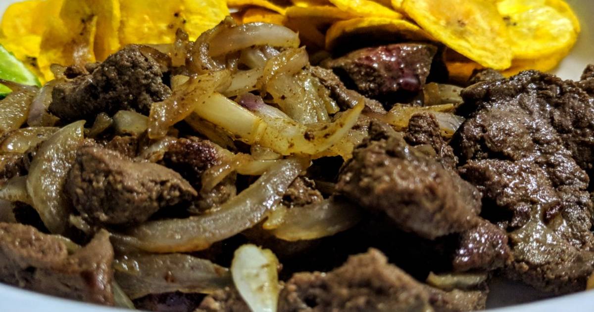 HÍGADO Encebollado con Chips de Plátano (tajadas)? Receta de ?Zandry  ABRADELO?- Cookpad