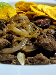 Una foto de HÍGADO Encebollado con Chips de Plátano (tajadas)😍