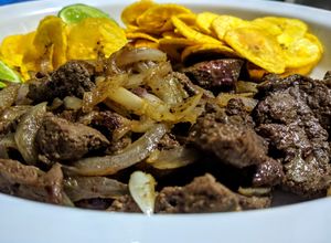 Una foto de HÍGADO Encebollado con Chips de Plátano (tajadas)😍