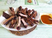 Una foto de costillas de cerdo a la barbacoa