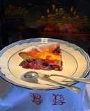 Clafoutis de fresas, arándanos y frambuesas