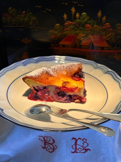 Una foto de Clafoutis de fresas, arándanos y frambuesas