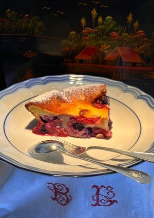Una foto de Clafoutis de fresas, arándanos y frambuesas