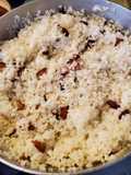 Arroz cocido con trocitos de tocineta crunchy