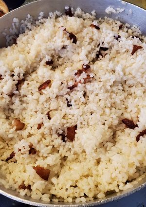 Una foto de Arroz cocido con trocitos de tocineta crunchy