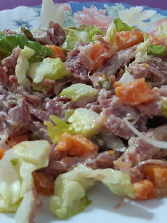 Una foto de Codillo de cerdo en ensalada
