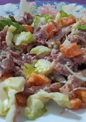 Una foto de Codillo de cerdo en ensalada
