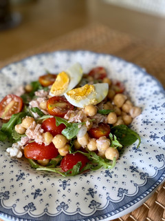 Una foto de Ensalada de garbanzos, rúcula y atún