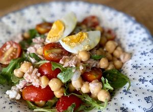 Foto principal de Ensalada de garbanzos, rúcula y atún