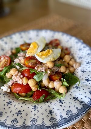 Foto principal de Ensalada de garbanzos, rúcula y atún
