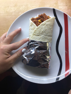Csilis bab tortillába tekerve recept fotója