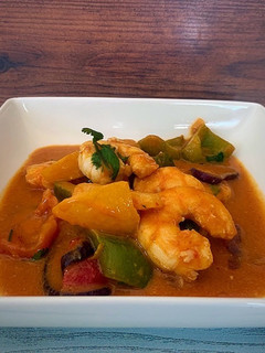 Una foto de Curry rojo de langostinos