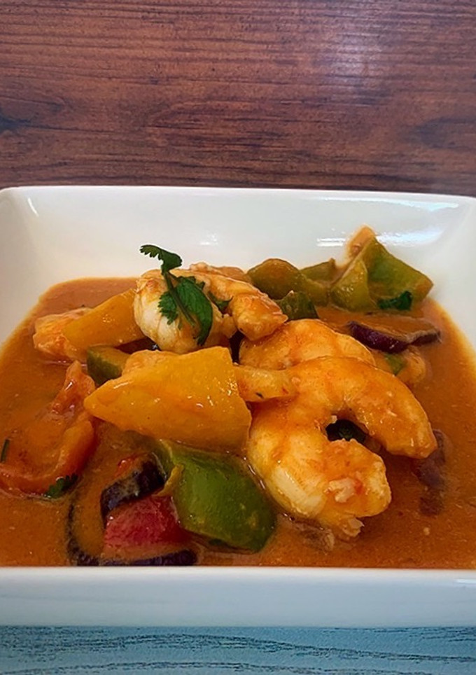 Una foto de Curry rojo de langostinos