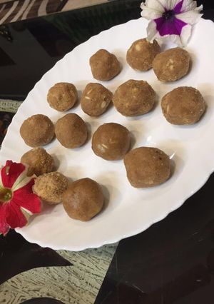 आटे से बने गौंद के लडडू (Atte se bane gond ke ladoo recipe in hindi) रेसिपी मुख्य फोटो